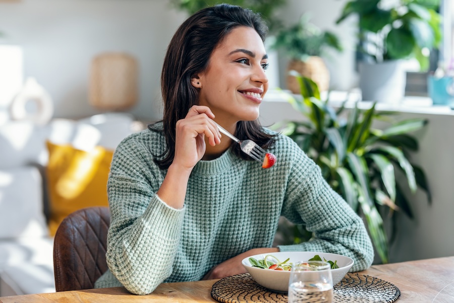 woman eating a balanced diet for the relation of diet and oral health